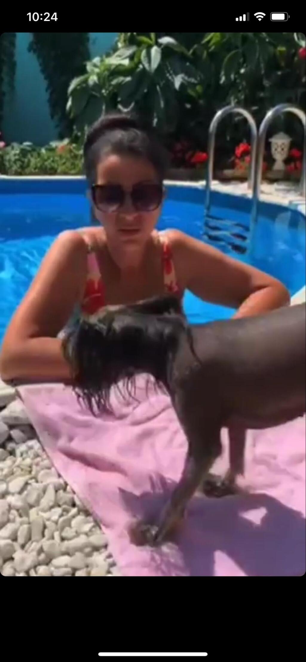 Nora Kabrheľová si užíva leto. Spoločnosť jej robí milovaný psík Šarika.