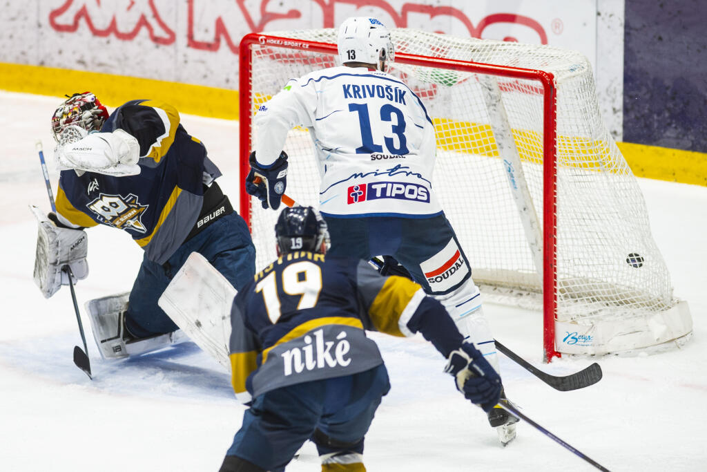Na snímke zľava brankár Anthony Peters (Slovan), Milan Kytnár (Slovan) a Filip Krivošík (Nitra) počas piateho zápasu finále Kaufland play off Tipos extraligy HC Slovan Bratislava - HK Nitra v Bratislave v piatok 29. apríla 2022. FOTO TASR - Jakub Kotian