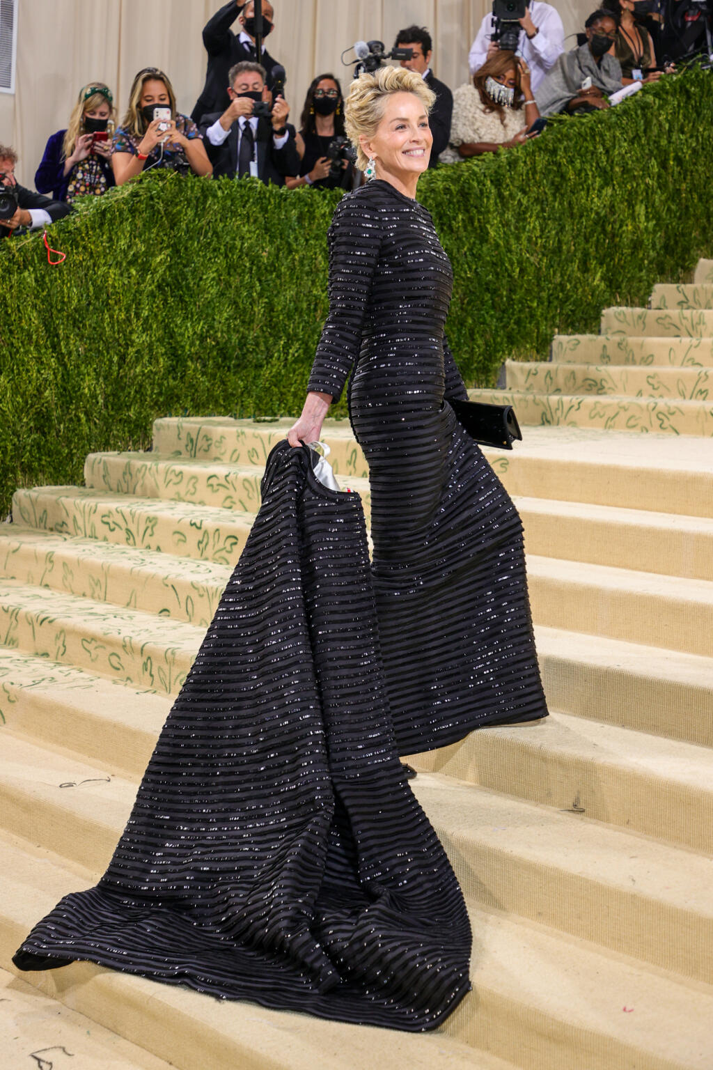 Sharon Stone v róbe od Thom Browne.