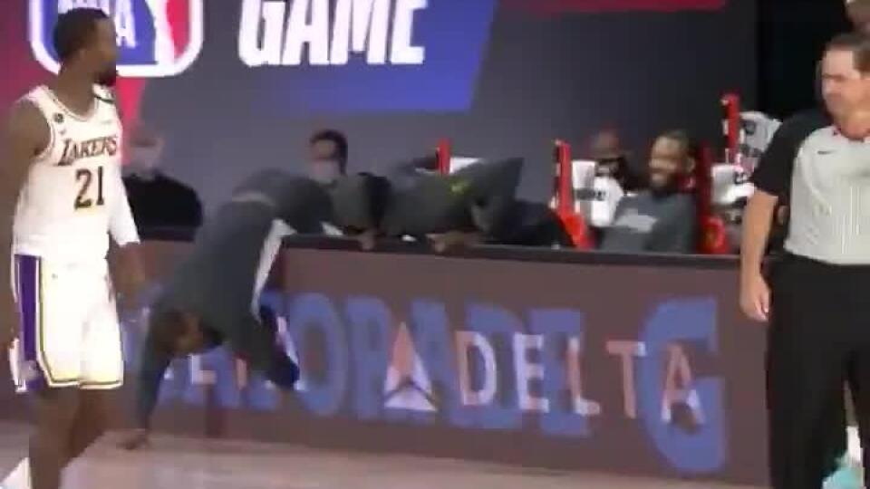 VIDEO LeBron James baví svet. Pozrite, ako vystrájal: Z hľadiska doslova vyletel na palubovku!
