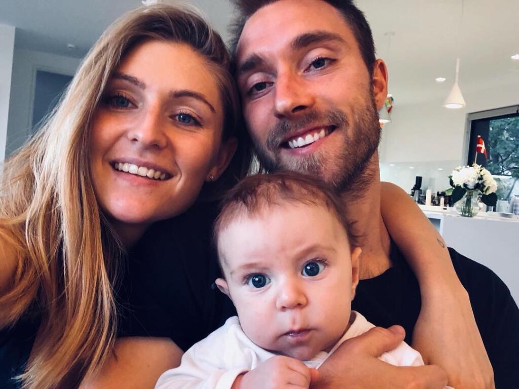 Dánsky futbalista Christian Eriksen a jeho priateľka Sabrina tvoria pár už takmer 10 rokov. Manželmi sú od roku 2018 a majú spolu dve deti.