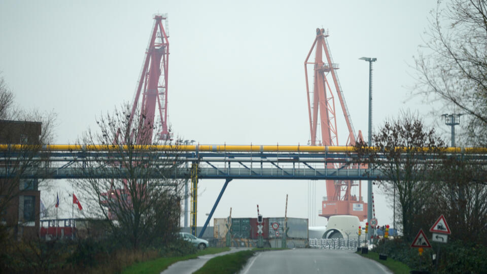 KK9 Brunsbüttel - Na snímke plynovody pre plánovaný plávajúci terminál na zemný plyn v prístave Brunsbüttel 29. novembra 2022. Katar sa s Nemeckom dohodol na dlhodobých dodávkach skvapalneného zemného plynu (LNG). Oznámil to v utorok 29. novembra 2022 šéf katarskej firmy QatarEnergy. Na dodávkach zemného plynu z projektov North Field East a North Field South (Severné pole východ a Severné pole juh) do Nemecka sa bude podieľať aj americká spoločnosť ConocoPhillips. Tá je partnerom QatarEnergy v