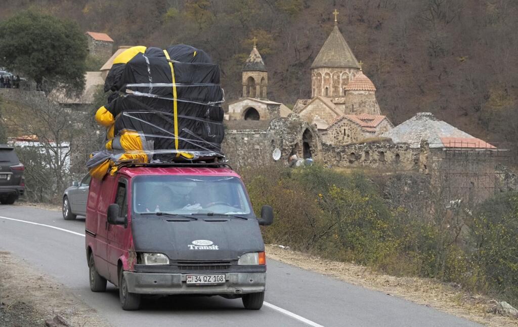 Arméni opúšťajú dedinu Dadivank v Náhornom Karabachu