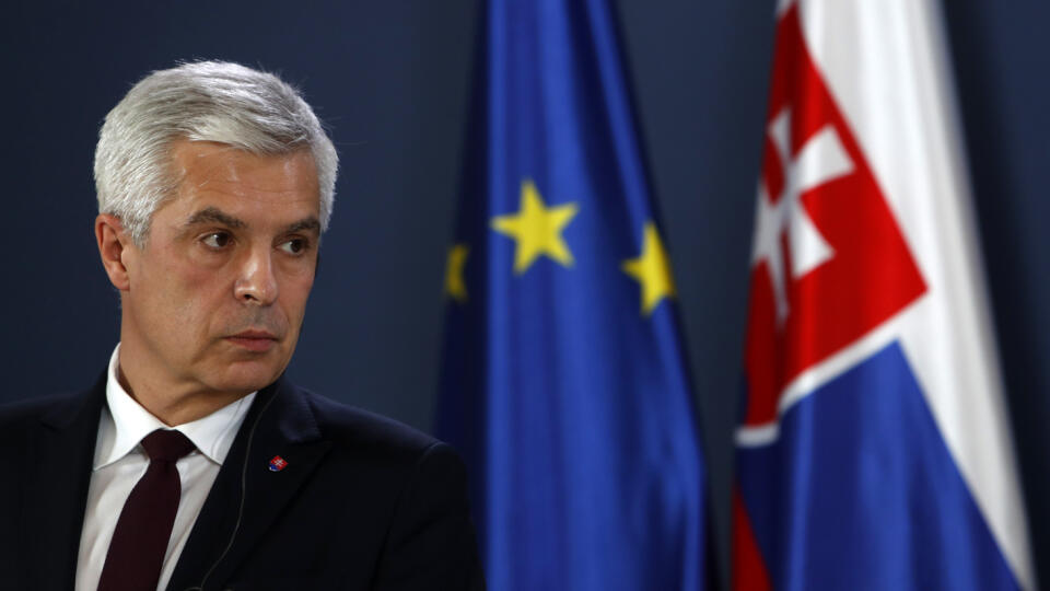 EBE 30 Belehrad - Na snímke slovenský minister zahraničných vecí Ivan Korčok počas tlačovej konferencie po stretnutí so srbským partnerom Nikolom Selakovičom v Belehrade 8. februára 2021. FOTO TASR/AP
Slovakia's Foreign Minister Ivan Korcok listens his Serbian counterpart Nikola Selakovic during a press conference after their talks in Belgrade, Serbia, Monday, Feb. 8, 2021. Korcok is on a one-day visit to Serbia. (AP Photo/Darko Vojinovic)