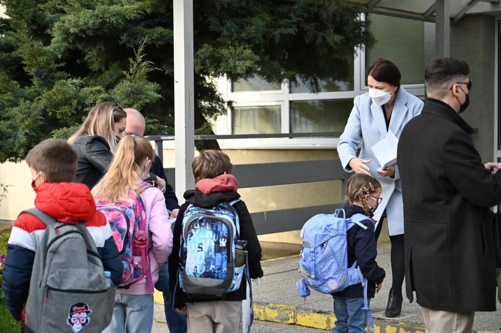 Materské školy a prvý stupeň základných škôl sú od pondelka otvorené pre deti všetkých rodičov. Spolu s nimi sú aj naďalej otvorené špeciálne školy, stredné zdravotnícke školy, stredné školy v posledných ročníkoch či ďalšie školské zariadenia. Aj naďalej podľa platných predpisov platí podmienka pretestovania zákonného zástupcu. Testuje sa tiež žiak, ktorý je vo veku druhého stupňa základnej školy alebo vyššie. Na snímke učitelia kontrolujú žiakom čestné prehlásenie o pretestovaní  pred začiatkom