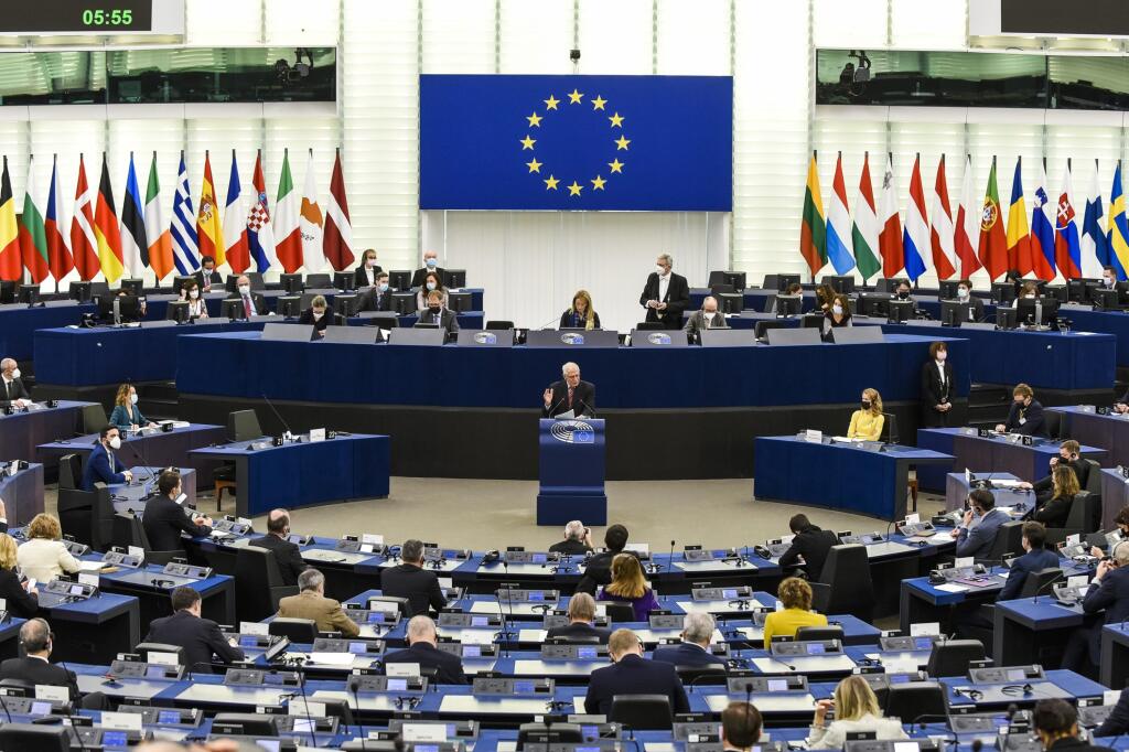 JB 30 Štrasburg - Šéf diplomacie EÚ Josep Borrell (v pozadí uprostred) počas prejavu v rámci debaty o úlohe EÚ a bezpečnostnej situácii v Európe na plenárnom zasadnutí Európskeho parlamentu v Štrasburgu 9. marca 2021. FOTO TASR/AP

European Union foreign policy chief Josep Borrell delivers a speech during a debate on EU's role and the security situation of Europe following the Russian invasion on Ukraine, at the European Parliament in Strasbourg, eastern France, Wednesday, March 9, 2022. (AP Pho