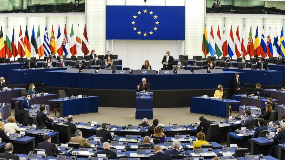 JB 30 Štrasburg - Šéf diplomacie EÚ Josep Borrell (v pozadí uprostred) počas prejavu v rámci debaty o úlohe EÚ a bezpečnostnej situácii v Európe na plenárnom zasadnutí Európskeho parlamentu v Štrasburgu 9. marca 2021. FOTO TASR/AP
European Union foreign policy chief Josep Borrell delivers a speech during a debate on EU's role and the security situation of Europe following the Russian invasion on Ukraine, at the European Parliament in Strasbourg, eastern France, Wednesday, March 9, 2022. (AP Pho