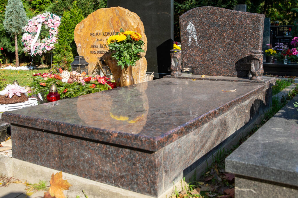 Takto vyzerá pripravený hrob pre legendárneho hokejistu Jozefa Golonku. Žiletku prezrádza len vygravírovaná postava hokejistu.