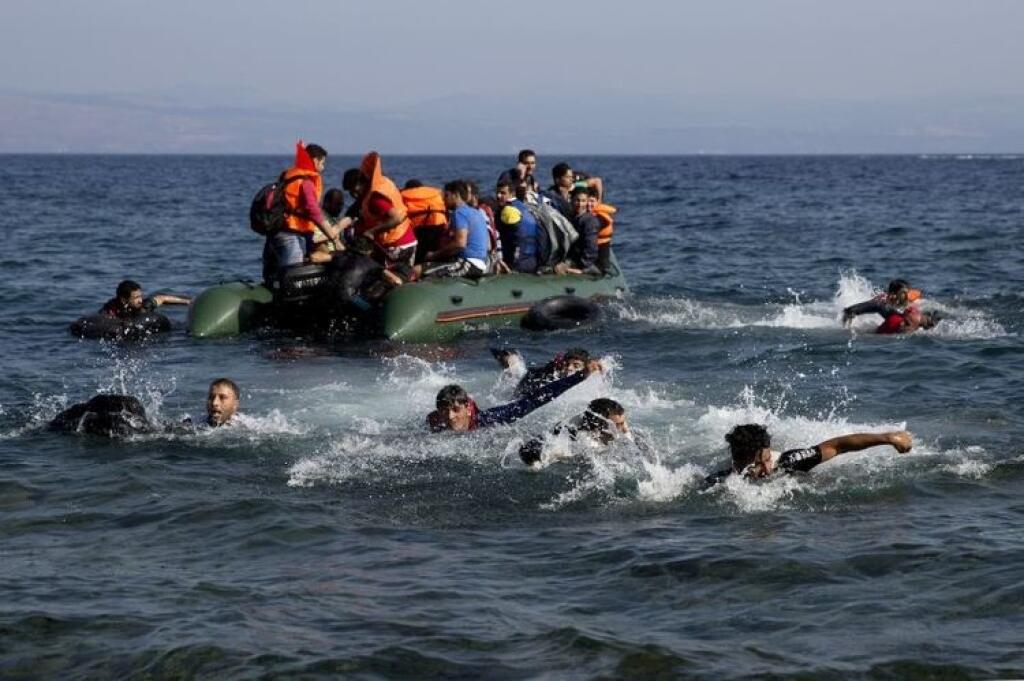 Pri gréckom ostrove Lesbos sa potopila loď s migrantmi, desiatky z nich sú nezvestní.