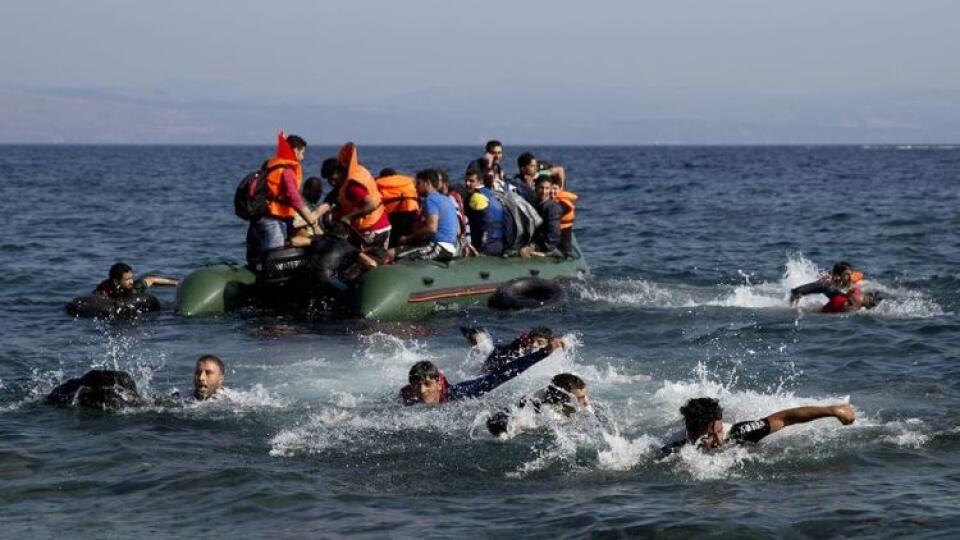 Pri gréckom ostrove Lesbos sa potopila loď s migrantmi, desiatky z nich sú nezvestní.