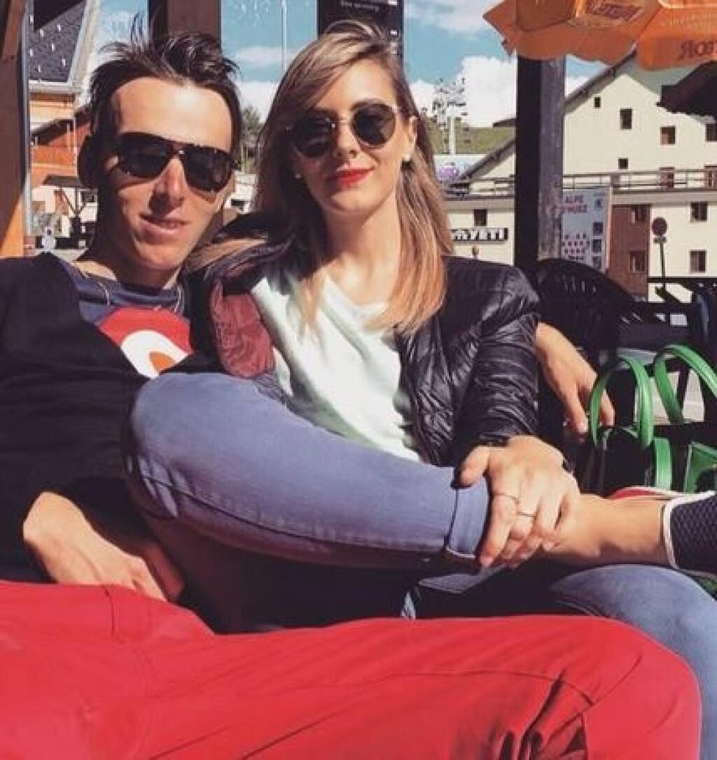 Krásnou manželkou sa môže pochváliť aj jazdec tímu AG2R La Mondiale Romain Bardet. Jeho životná láska Amandine v nedávnom rozhovore vtipne poznamenala, že jej vôbec neprekáža, že jej manžel nie je stále doma.
