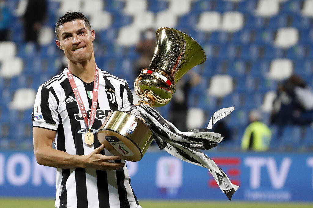WA 32 Reggio Emilia - Futbalista Juventusu Turín Cristiano Ronaldo sa teší zo zisku Talianskeho pohára po finálovom zápase Atalanta Bergamo - Juventus Turín na neutrálnom ihrisku v Reggio Emilia v stredu 19. mája 2021. FOTO TASR/AP
Juventus' Cristiano Ronaldo celebrates with the winner's trophy a victory against Atalanta after the end of Italian Cup soccer final match between Atalanta and Juventus at the Mapei Stadium in Reggio Emilia, Italy, Wednesday, May 19, 2021. Juventus win Atalanta 2-1.