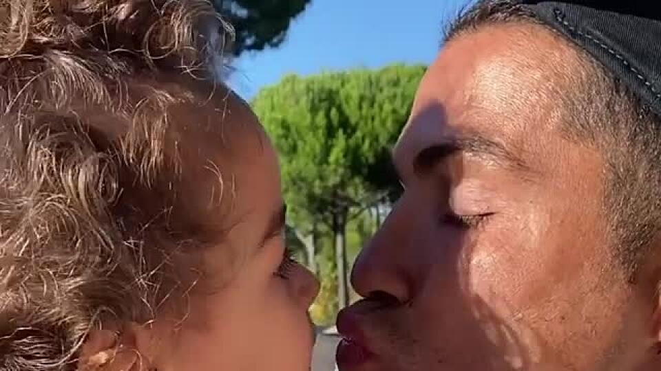 VIDEO Ronaldo tak, ako ste ho ešte nevideli: Užíva si rozkošné chvíle s dcérkou