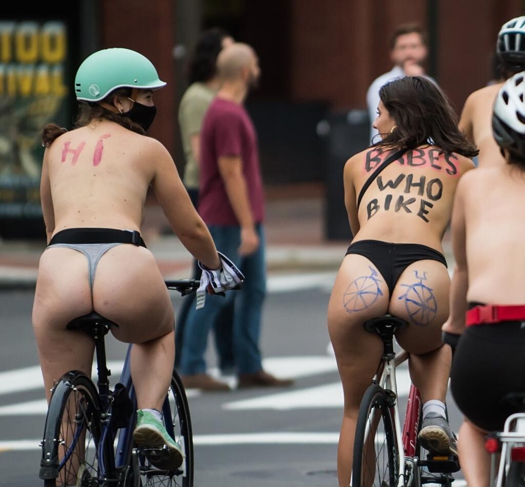 Bicykle a športovci, ktorí ukázali úplne všetko. Americké mesto Philadelphia opäť ožilo a zaplnilo sa obnaženými cyklistami.