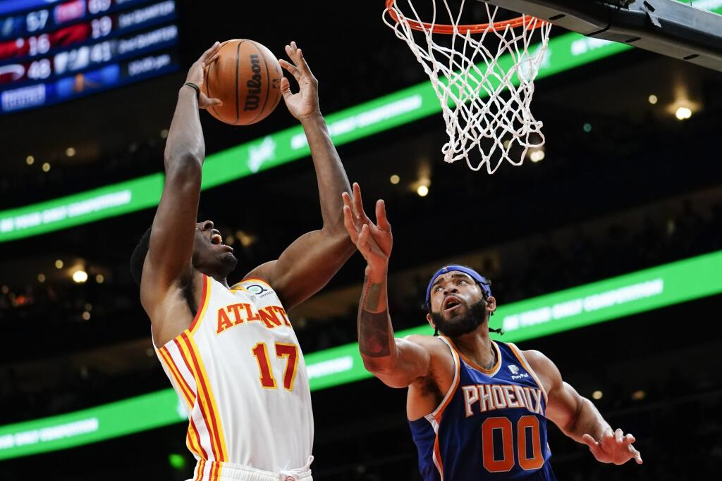 JB 6 Atlanta - Hráč Atlanty Hawks Onyeka Okongwu (vľavo) strieľa na kôš cez JaValea McGeea z Phoenixu Suns v basketbalovom zápase zámorskej NBA v Atlante 3. februára 2022. FOTO TASR/AP
Atlanta Hawks forward Onyeka Okongwu (17) pulls down a rebound next to Phoenix Suns center JaVale McGee (00) during the first half of an NBA basketball game Thursday, Feb. 3, 2022, in Atlanta. (AP Photo/John Bazemore)