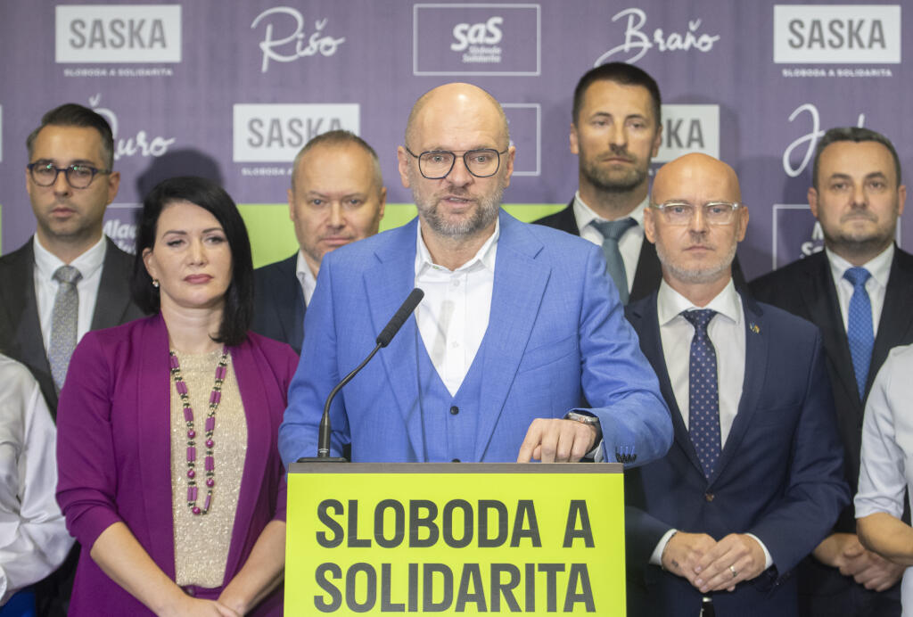 Na snímke uprostred predseda politickej strany Sloboda a Solidarita (SaS) Richard Sulík počas tlačovej konferencie, na ktorej oznámil odchod z postu funkcie predsedu SaS po kongrese strany, ktorý sa bude konať v marci 2024. Bratislava, 23. októbra 2023. FOTO TASR - Martin Baumann