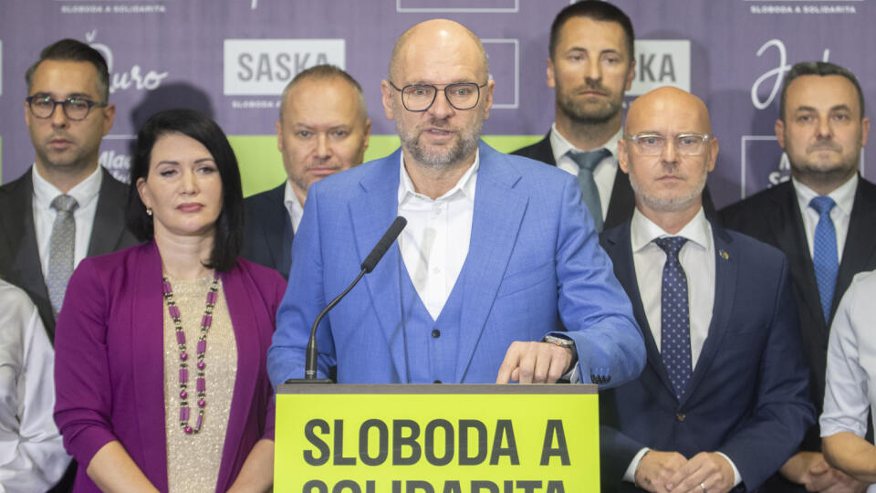 Na snímke uprostred predseda politickej strany Sloboda a Solidarita (SaS) Richard Sulík počas tlačovej konferencie, na ktorej oznámil odchod z postu funkcie predsedu SaS po kongrese strany, ktorý sa bude konať v marci 2024. Bratislava, 23. októbra 2023.