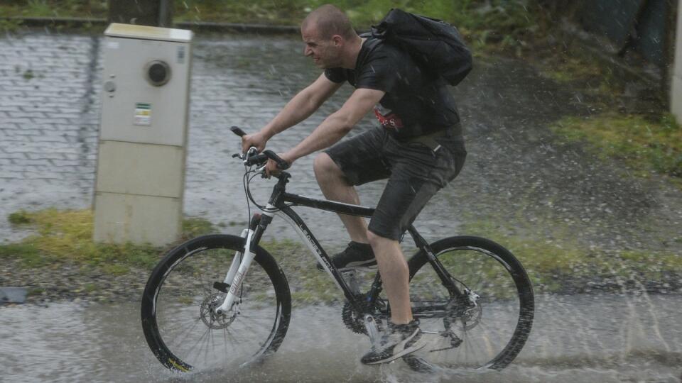 Na snímke cyklista jazdí po ceste, kde voda nestíha odtekať v dôsledku silnej búrky v bratislavskej mestskej časti Ružinov v utorok 23. mája 2023.  FOTO TASR - Pavol Zachar