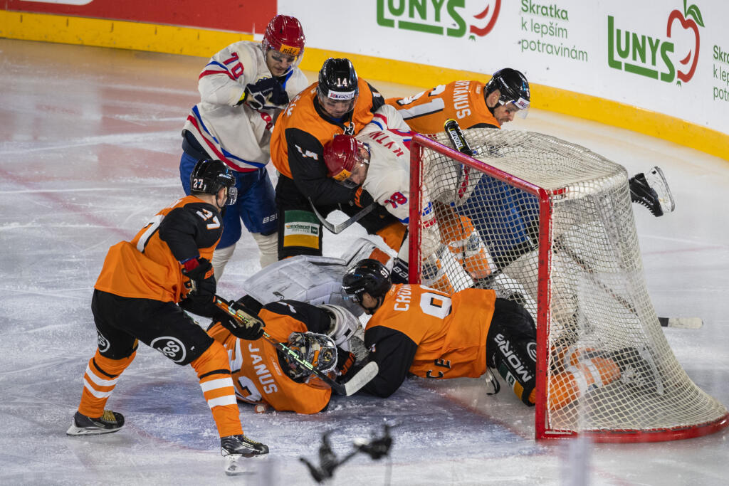Na snímke šarvátka pred brankárom Jaroslavom Janusom (Košice) počas zápasu 24. kola Tipos extraligy HC Slovan Bratislava - HC Košice pod holým nebom na ploche Národného futbalového štadióna v rámci podujatia Kaufland Winter Games v Bratislave v nedeľu 15. januára 2023.