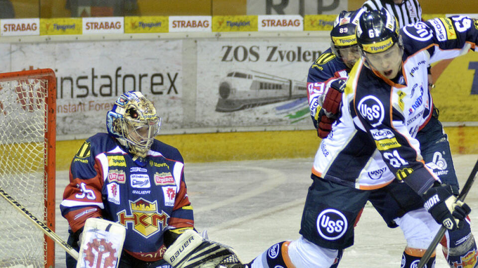 Brankár Marek Šimko, obranca Jaroslav Hertl (obaja Zvolen) a krídelník Košíc Marek Bartánus v zápase záverečného 54. kola základnej časti hokejovej Tipsport extraligy.