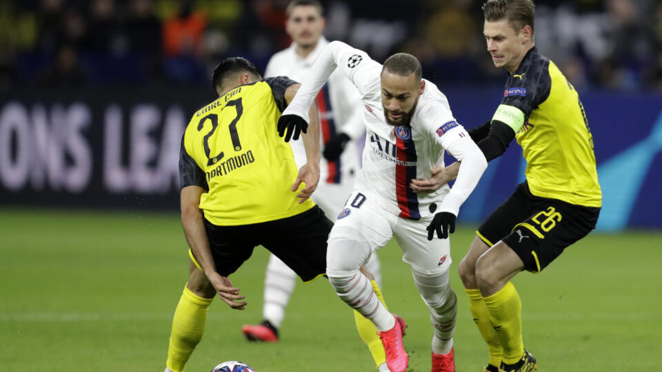 WA 51 Dortmund - Futbalista PSG Neymar (uprostred) a hráči Dortmundu Emre Can (vľavo) a Lukasz Piszczek bojujú o loptu v úvodnom osemfinálovom zápase futbalovej Ligy majstrov Borussia Dortmund - Paríž St. Germain v Dortmunde 18. februára 2020. FOTO TASR/AP
PSG's Neymar, center, duels for the ball with Dortmund's Emre Can, left, and Dortmund's Lukasz Piszczek during the Champions League round of 16 first leg soccer match between Borussia Dortmund and Paris Saint Germain in Dortmund, Germany, Tue