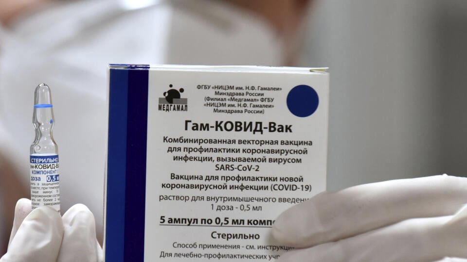 KK15 Podgorica - Zdravotná sestra pózuje s ampulkou ruskej vakcíny Sputnik V, 23. februára 2021 v Podgorici. Čierna Hora spustila očkovanie proti koronavírusu dávkami ruských vakcín Sputnik V, ktoré darovalo susedné Srbsko. FOTO TASR/AP
A medical worker poses with a vial of the Russia's Sputnik V vaccines in Podgorica, Montenegro, Tuesday, Feb. 23, 2021. Montenegro has launched vaccinations against the coronavirus with doses of Russia's Sputnik V vaccines that were donated by neighboring Serbia.