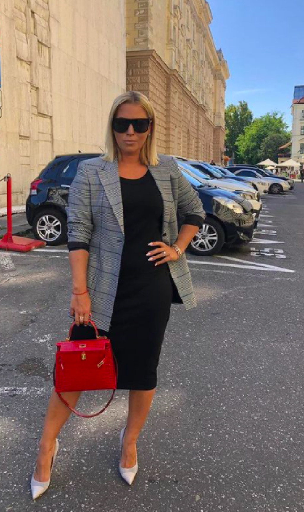 Červená kabelka Hermès Kelly z krokodílej kože stojí neuveriteľných 30-tisíc eur.