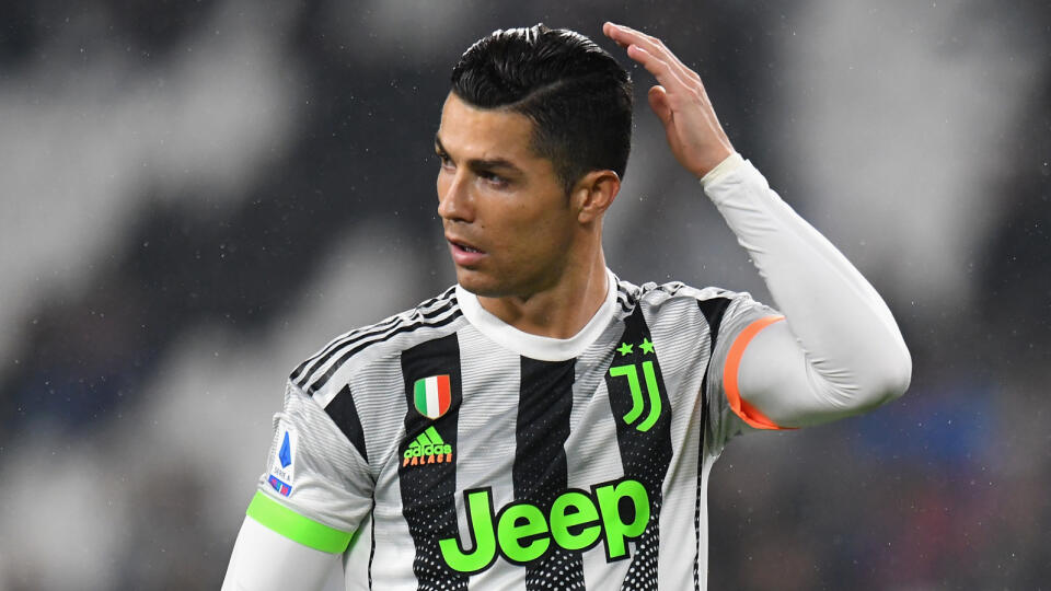 CRISTIANO RONALDO – Portugalský futbalista musí mať pred každým zápasom nový strih, aj cez prestávku si menil účes. Na ihrisko musí vstúpiť ako prvý. Pred zápasmi musí sedieť v autobuse sám v zadnom rade a vystupovať posledný. Palubu lietadla zase opúšťa prvý.