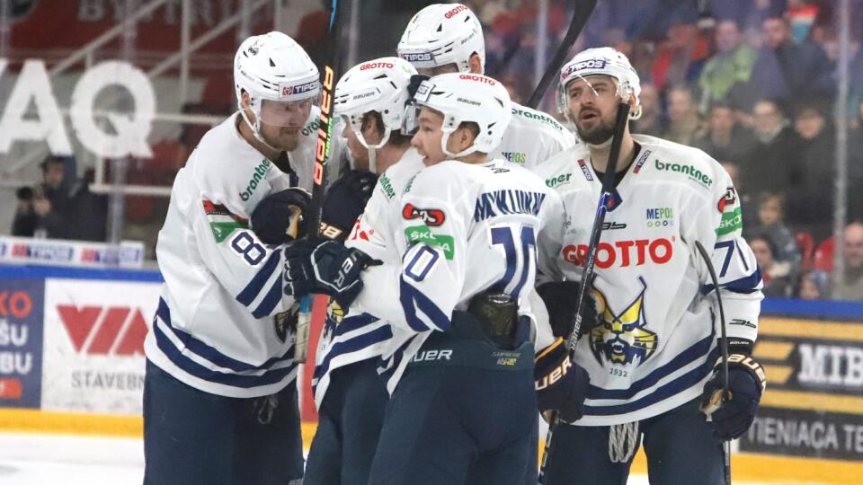 Na snímke hokejisti Spišskej Novej Vsi sa tešia po strelení gólu počas rozhodujúceho siedmeho zápasu štvrťfinále play off Tipos extraligy HC '05 Banská Bystrica - HK GROTTO Spišská Nová Ves v Banskej Bystrici 27. marca 2023. FOTO TASR - Ján Krošlák