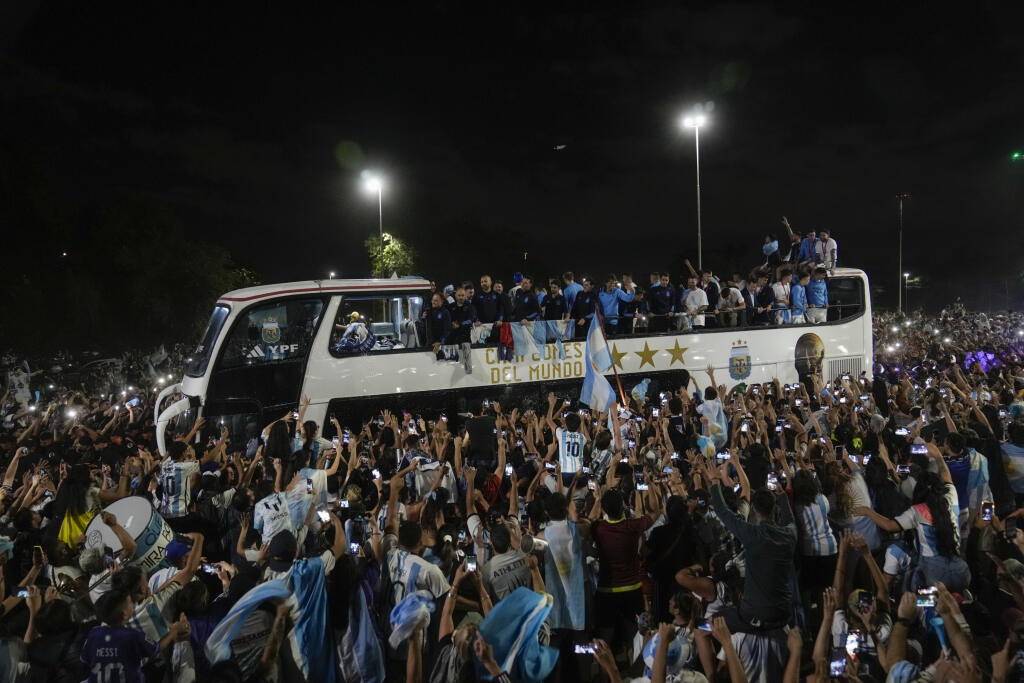 Ako informovali médiá, argentínskych majstrov sveta vítalo v uliciach Buenos Aires až päť miliónov fanúšikov. Mnohí z nich to svojou eufóriou preháňali...