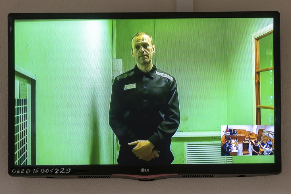Ruský opozičný líder Alexej Navaľnyj na TV obrazovke počas videolinku z väznice na súde v meste Kovrov, 240 km severovýchodne od Moskvy 2. septembra 2022. Navaľnyj si od februára vo väzení odpykáva trest za staré obvinenia zo sprenevery.