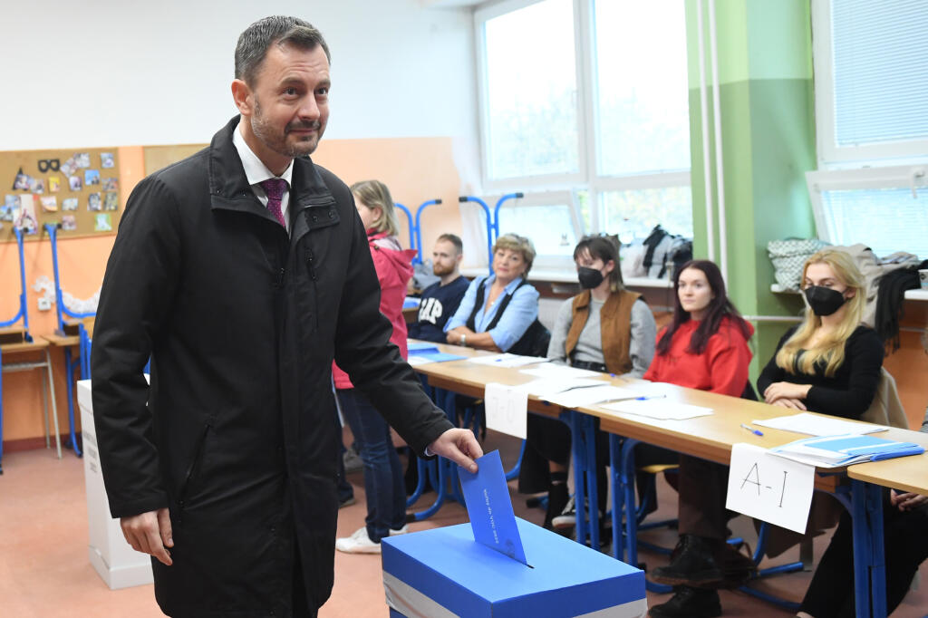 Na Slovensku sa v sobotu o siedmej hodine ráno začali historicky prvé spojené voľby do orgánov samosprávy obcí a do orgánov samosprávnych krajov. Na snímke predseda vlády SR Eduard Heger vhadzuje obálku s hlasovacími lístkami do volebnej schránky pre voľby do VÚC vo volebnej miestnosti v Gymnáziu Bilíkova 29. októbra 2022 v Bratislave. FOTO TASR - Martin Baumann