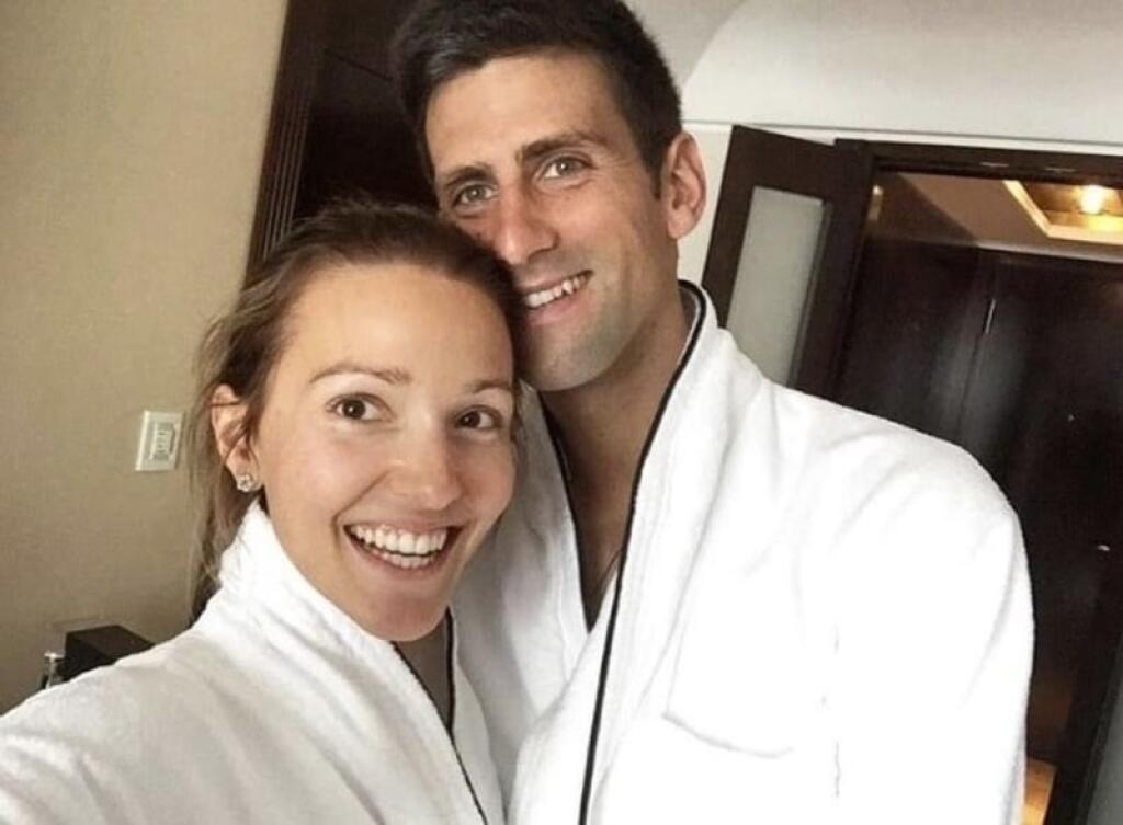 Jelena Djokovič je takisto veľmi známa kráska. Serena je najlepšia ženská svetová tenistka a Novak je zase na vrchole rebríčku v mužskom tenise. Na tribúnach ho podporuje nádherná manželka. Vraj ide o lásku ako z rozprávky, pretože sa spoznali na strednej škole a sú spolu doteraz.