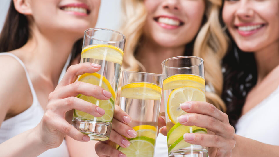 Kávičku? Počkajte! Najskôr si dajte citrónovú vodu. Vitamín C vás nabudí a budete mať dosť energie na štart nového dňa. Okrem toho posilní váš imunitný systém.