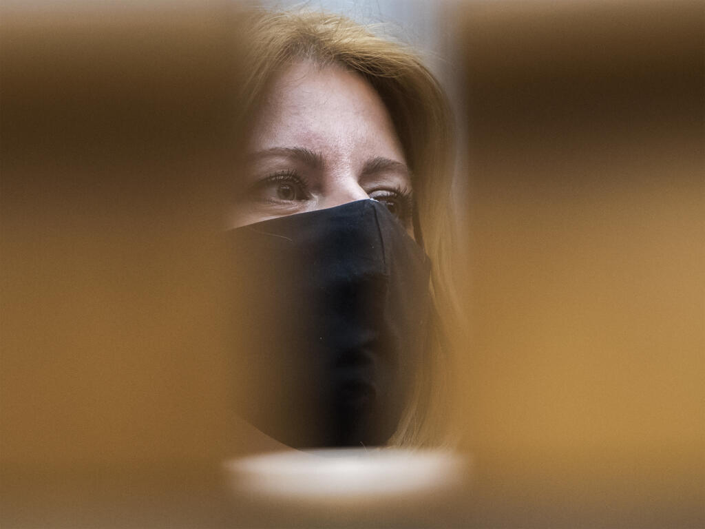 V stredu 13. mája 2020 si prezidentka SR Zuzana Čaputová prišla na zasadnutie parlamentu vypočuť správu o činnosti verejného ochrancu práv za minulý rok. Na snímke prezidentka SR Zuzana Čaputová počúva verejnú ochrankyňu práv Máriu Patakyovú (nie je na snímke), ktorá vystúpila v sále parlamentu, aby informovala o činnosti verejného ochrancu práv za rok 2019. FOTO TASR - Martin Baumann