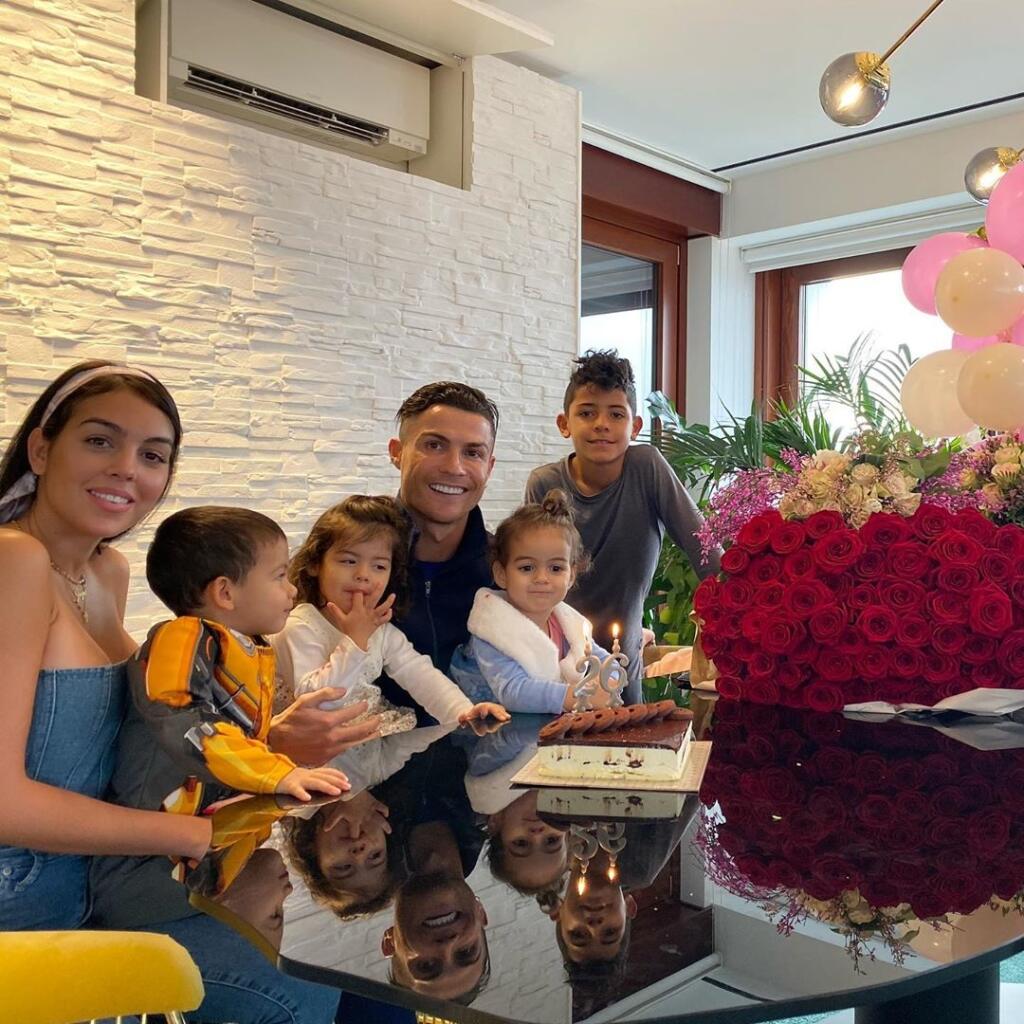 Geogina sa okrem svojej dcéry stará aj o ďalšie tri deti Ronalda.