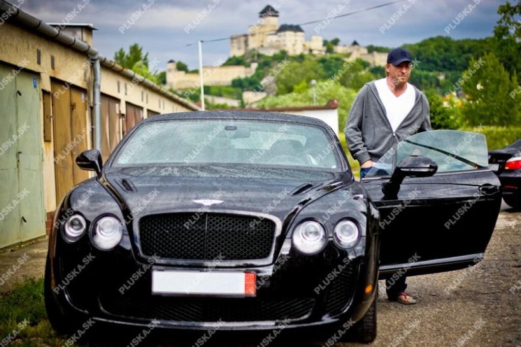 Aj hokejista Marián Hossa sa zamiloval do britskej luxusnej značky Bentley. V roku 2012 sa vozil na čiernom kúsku Continental Supersport za približne 200-tisíc eur.