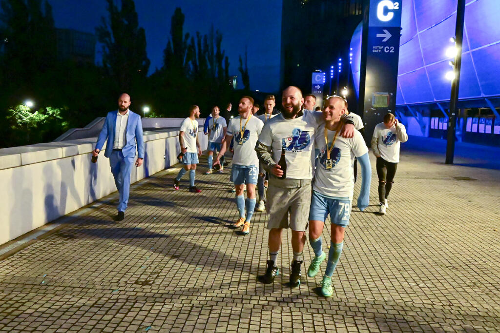 Vladko Weiss (vpravo) na tlačovke pobavil novinárov, keď povedal, že titul oslávi aj za otca.