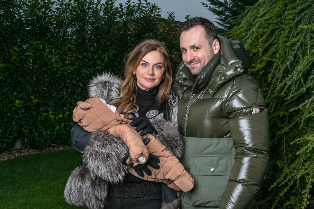 Na snímke europoslankyňa Monika Beňová a jej partner Ľubomír Klčo ako idú na prechádzku kočíkovať.