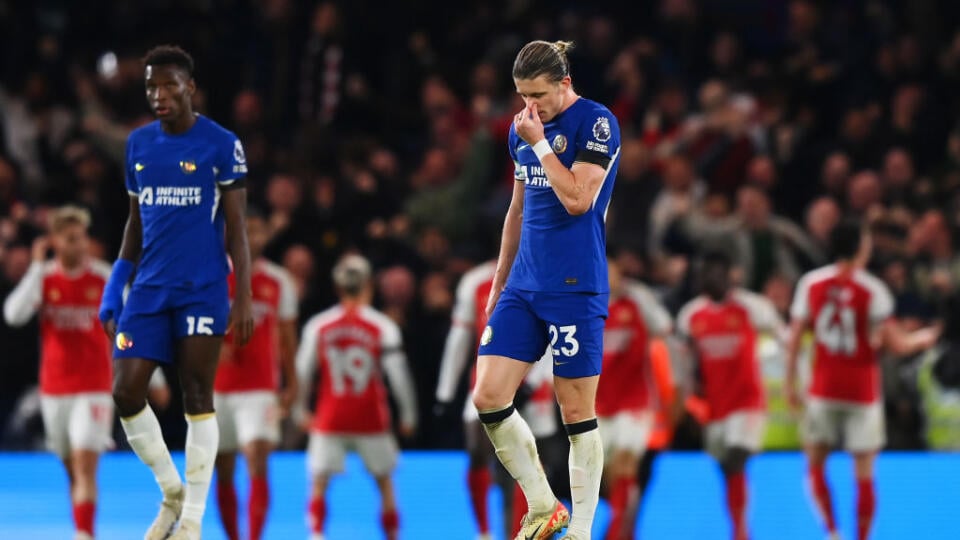 Nešťastní hráči Chelsea po vyrovnávajúcom góle Arsenalu FC.