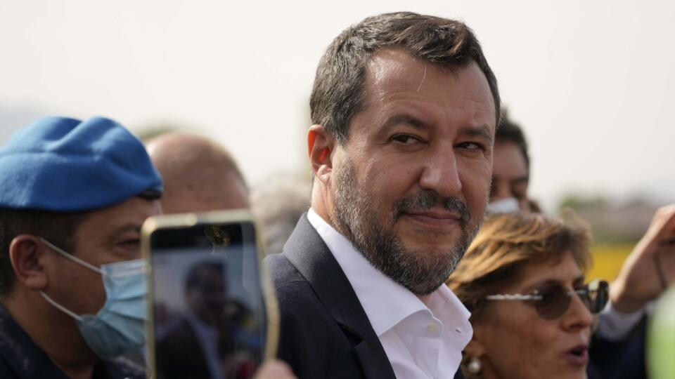 WA 28 Palermo - Bývalý taliansky minister vnútra Matteo Salvini a jeho právnička Giulia Bongiornová odpovedajú na otázky novinárov pred súdom v Palerme v sobotu 23. októbra 2021. Začal sa súdny proces s talianskym pravicovým politikom a bývalým ministrom vnútra Matteom Salvinim, ktorý čelí obvineniam v súvislosti s aférou okolo lode s migrantmi, ktorej v roku 2019 nepovolil zakotviť v talianskom prístave a na mori tak musela zostať 19 dní. FOTO TASR/AP
Former minister of interior Matteo Salvi