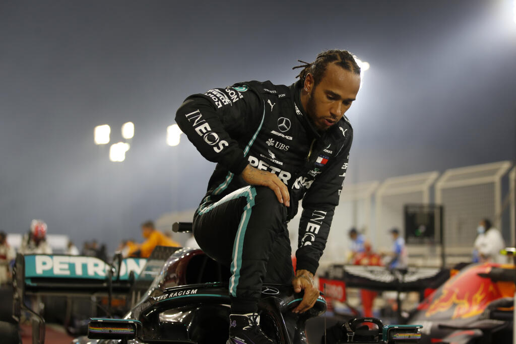 Lewis Hamilton sa dostal pod paľbu kritiky.