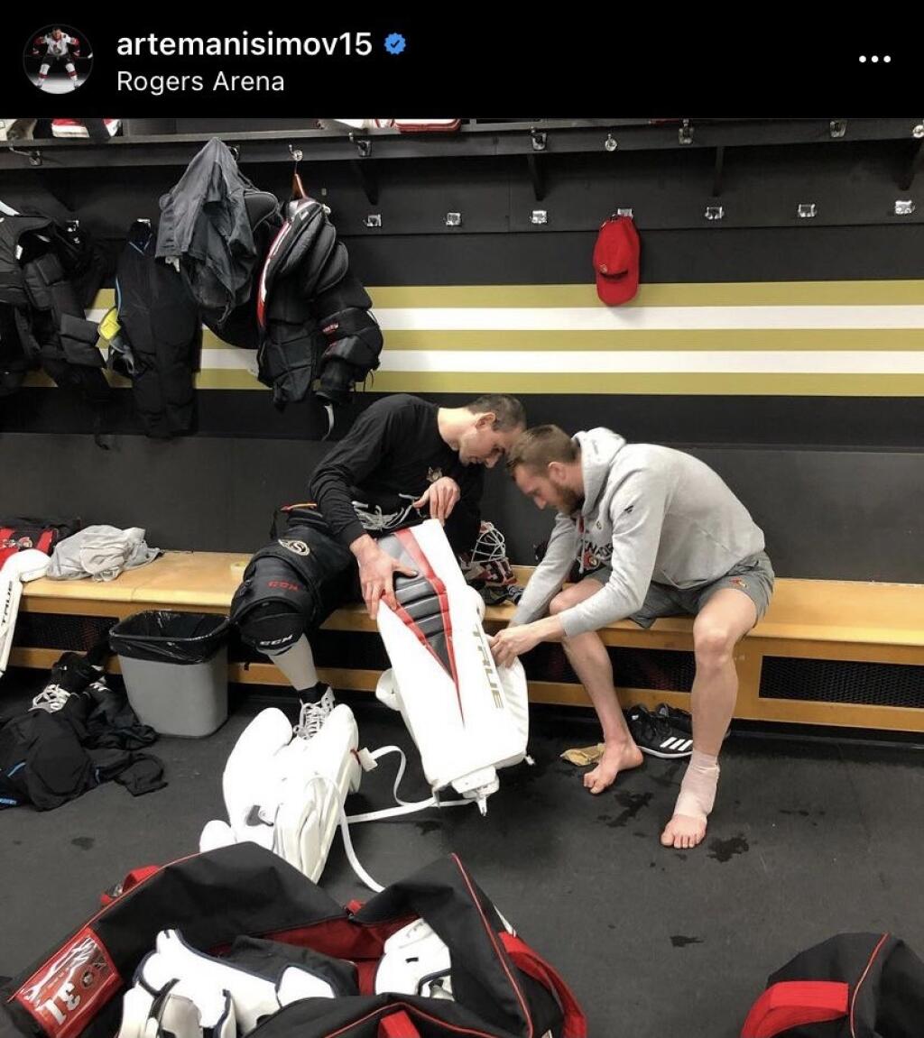 V nočnom zápase vo Vancouveri bol v brankárskom výstroji pripravený naskočiť medzi žrde Ottawy Senators.