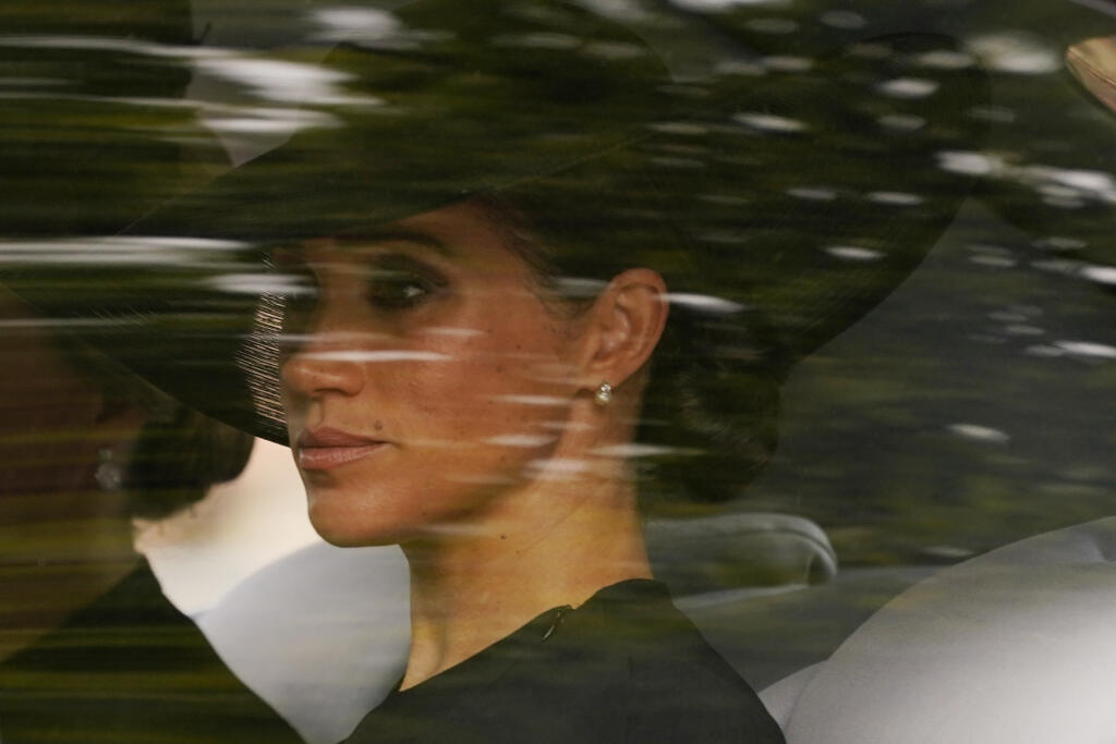 Na snímke Meghan, vojvodkyňa zo Sussexu, odchádza v aute po skončení štátneho pohrebu zosnulej britskej kráľovnej Alžbety II. z Westminsterského opátstva v Londýne v pondelok 19. septembra 2022. Štátny pohreb panovníčky sa začal v pondelok o 11.00 h (12.00 SELČ).