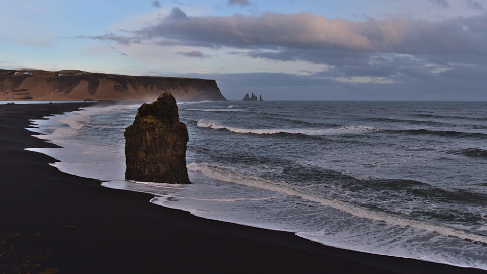 Stunning,View,Over,Volcanic,Landscape,With,Black,Beach,Reynisfjara,Near