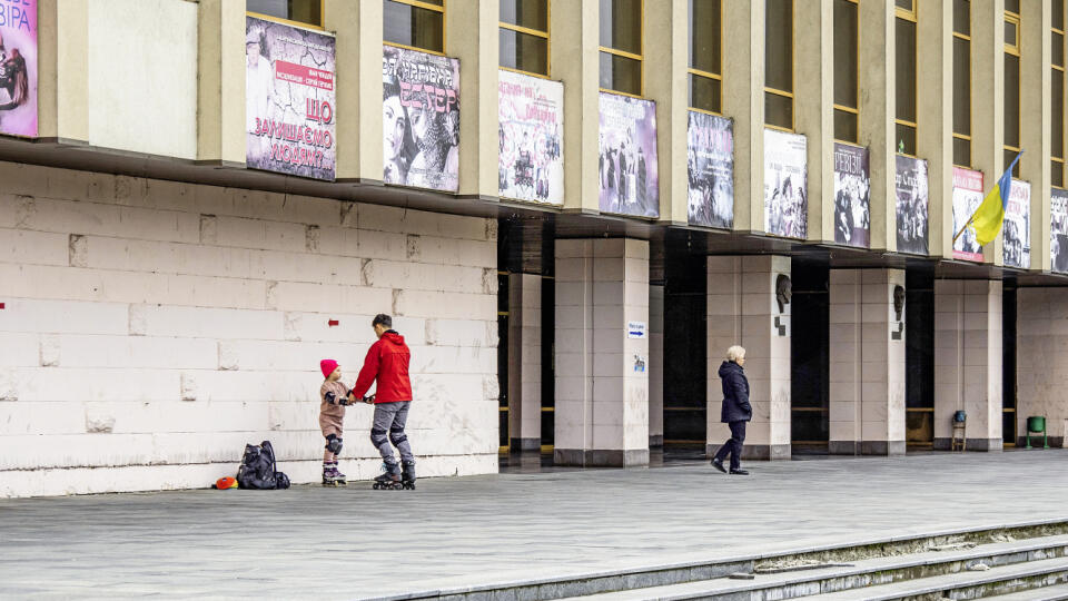 Na celej Ukrajine platí zákaz fotografovania budov, ozbrojených zložiek či ľudí v krytoch. Všetky obrazové informácie môže zneužiť krutý nepriateľ z Moskvy.