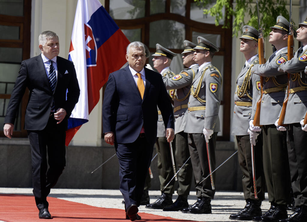 Na snímke maďarský premiér Viktor Orbán (vpravo) a slovenský premiér Robert Fico kráčajú počas uvítacej ceremónie v Bratislave v pondelok 28. apríla 2025. FOTO TASR - Martin Baumann