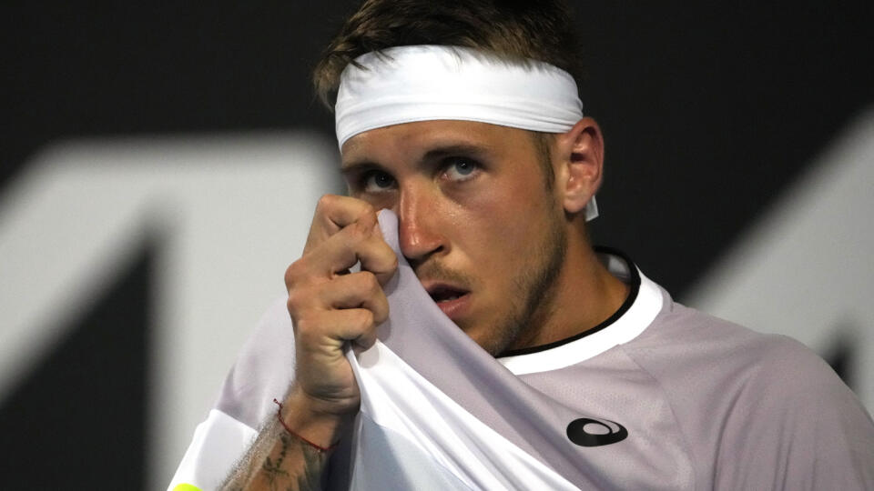 EBE 37 Melbourne - Na snímke slovenský tenista Alex Molčan v zápase proti Švajčiarovi Stanovi Wawrinkovi v prvom kole dvojhry mužov na grandslamovom turnaji Australian Open v Melbourne v pondelok 16. januára 2023. FOTO TASR/AP
Alex Molcan of Slovakia wipes the sweat from his face during his first round match against Stan Wawrinka of Switzerland at the Australian Open tennis championship in Melbourne, Australia, Monday, Jan. 16, 2023. (AP Photo/Ng Han Guan)