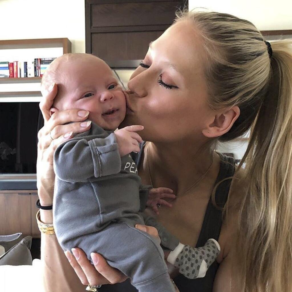 Bývalá sexi tenistka Anna Kurnikovová je opäť tehotná. Načapali ju zvedaví paparazzi.
