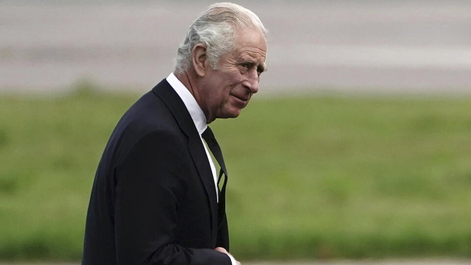 JB 39 Aberdeen - Britský kráľ Karol III. prichádza na letisko v škótskom Aberdeene 9. septembra 2022 pred jeho odletom do Londýna. Britský kráľ Karol III. sa v piatok popoludní stretne s premiérkou Liz Trussovou, oznámil jej hovorca. TASR o tom informuje na základe správy agentúry Reuters. Nový britský kráľ medzičasom opustil škótske sídlo kráľovskej rodiny Balmoral, kde vo štvrtok zomrela jeho matka kráľovná Alžbeta II. Fotografi agentúry Reuters odfotili 73-ročného Karola, ako odchádza z Balmo